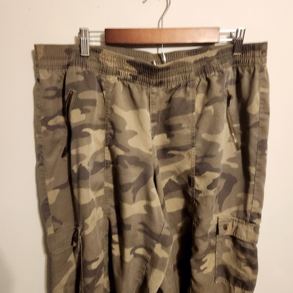 Lane Bryant | Women's Camoflague Printed Cargo Joggers Pants (Size 14/16) - Picture 10 of 12